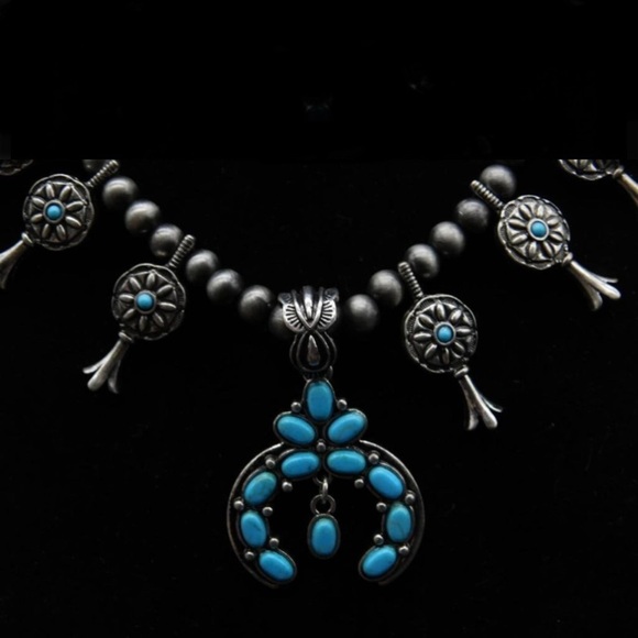 Southwest Style Faux Turquoise Silver Toned Small Squash Blossom necklace 14-17”